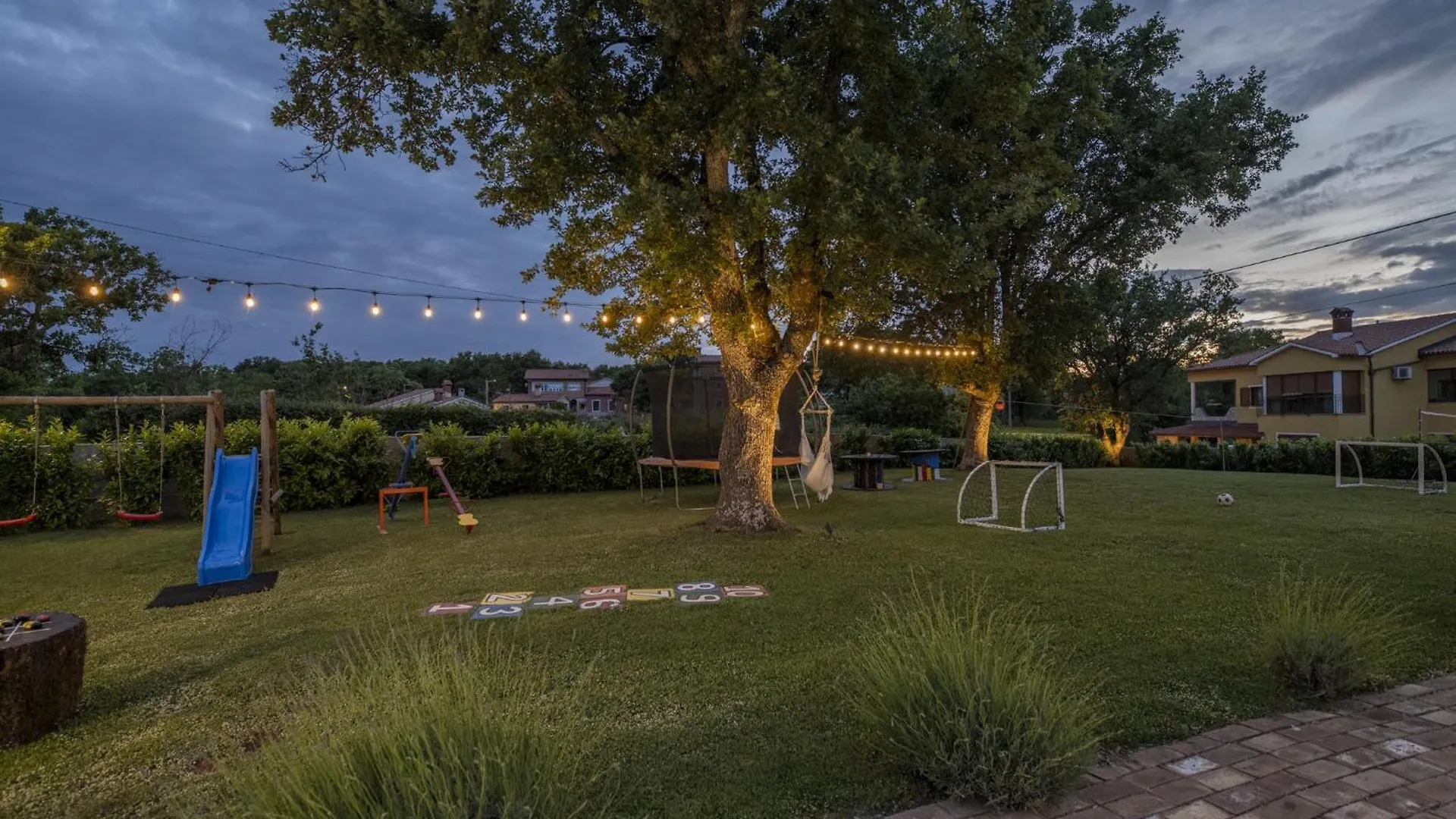 Villa Batelica With Large Garden, Kids Playground And Private Pool لابين