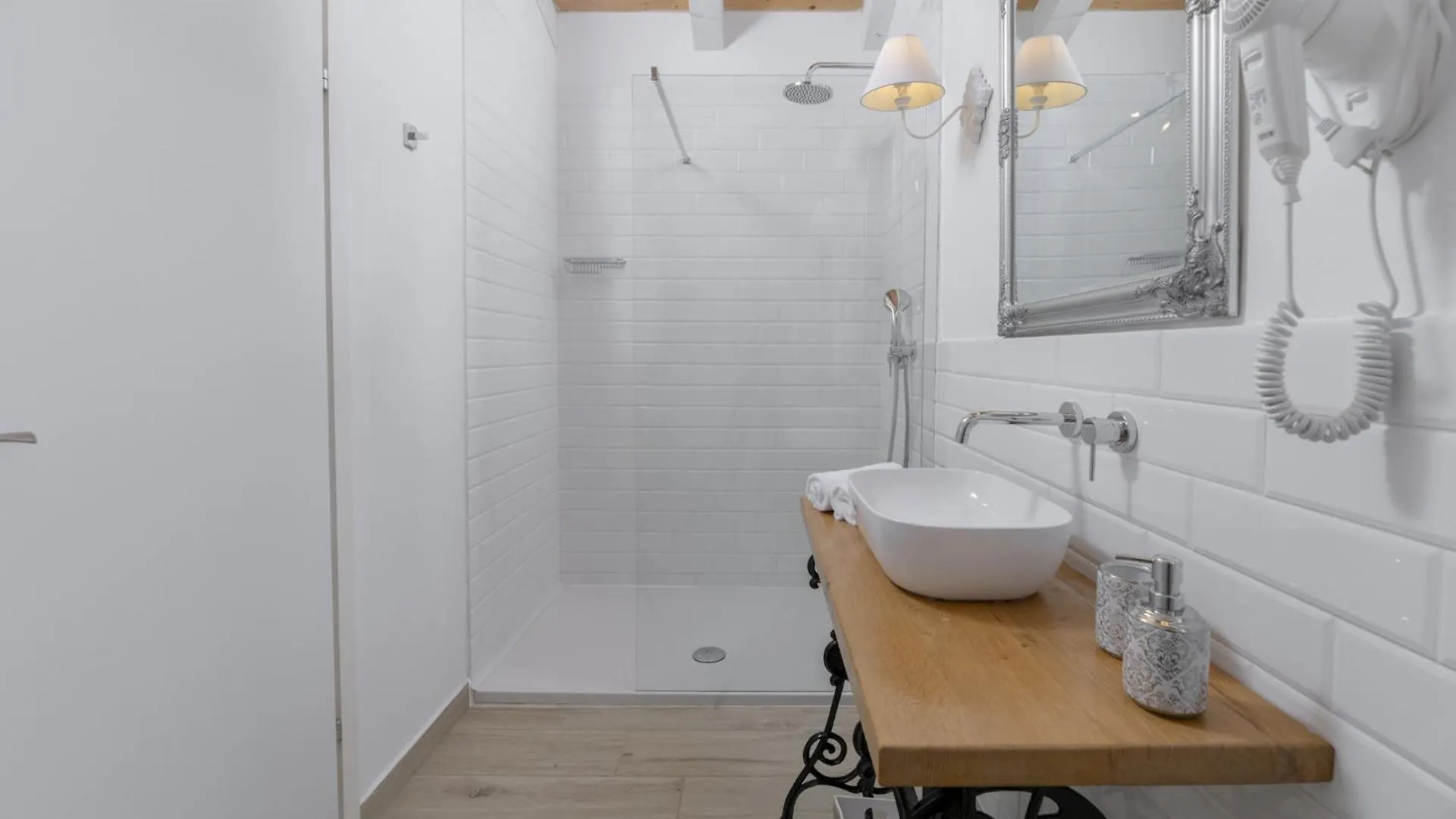 Villa Batelica With Large Garden, Kids Playground And Private Pool 라빈