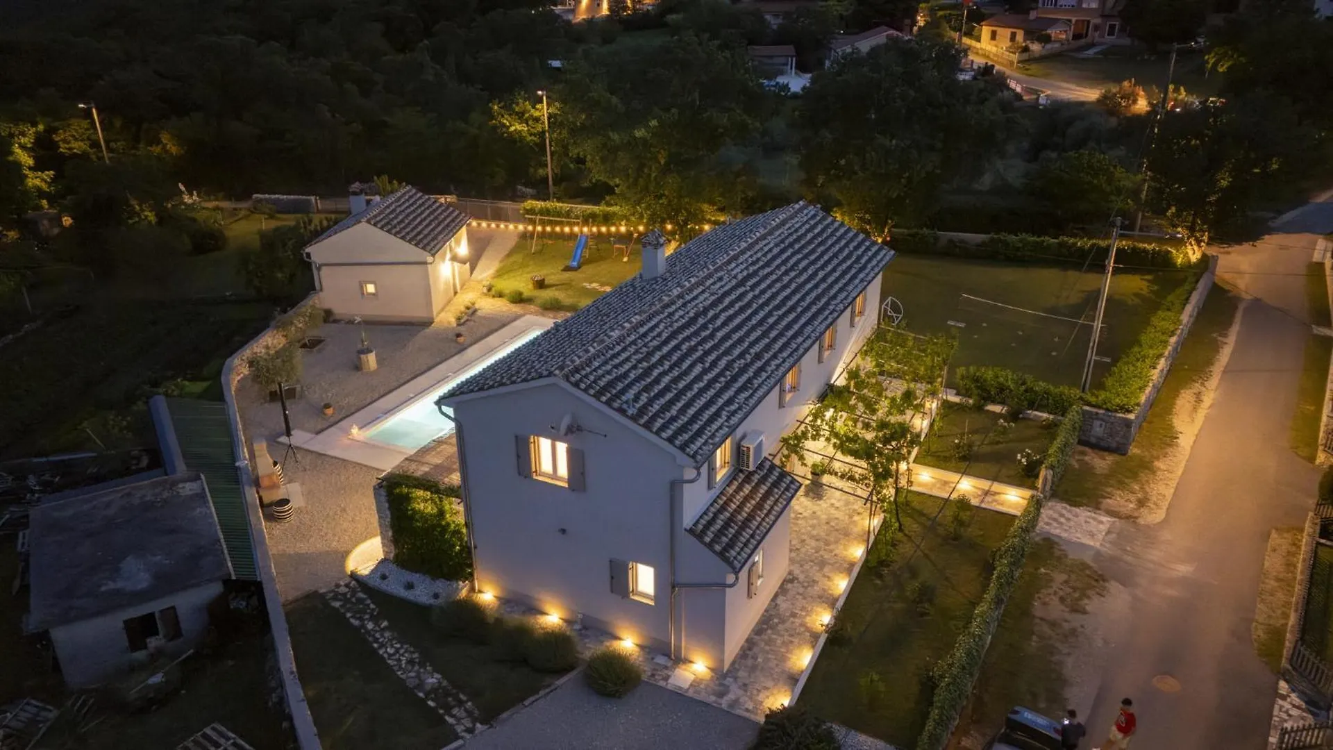 Villa Batelica With Large Garden, Kids Playground And Private Pool 라빈